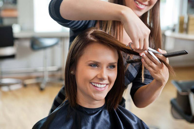 Friseurin bei der Arbeit – Job & Karriere bei Bettina Reisinger in Schwertberg